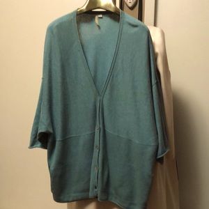Kimono sleeve, side pockets.